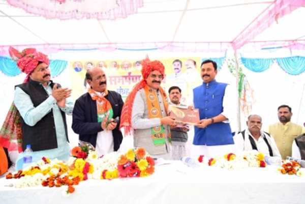 मप्र में अल्पसंख्यक युवाओं ने भाजपा को समर्पण निधि के लिए राशि सौंपी